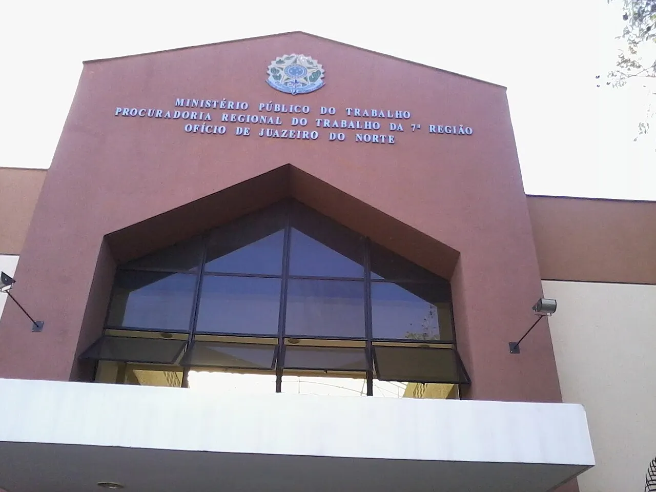 Fachada de prédio de tijolos avermelhados com a placa Ministério Público do Trabalho, Procuradoria Regional do Trabalho da 7ª Região, Ofício de Juazeiro do Norte