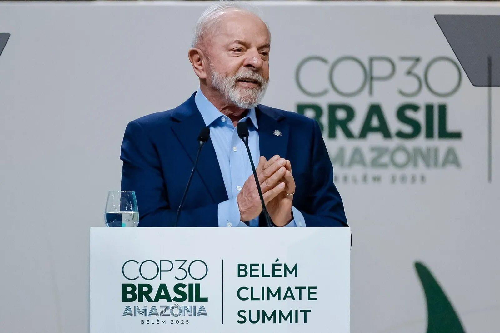 O presidente Lula discursa em um púlpito com a identidade visual da COP30, em Belém.