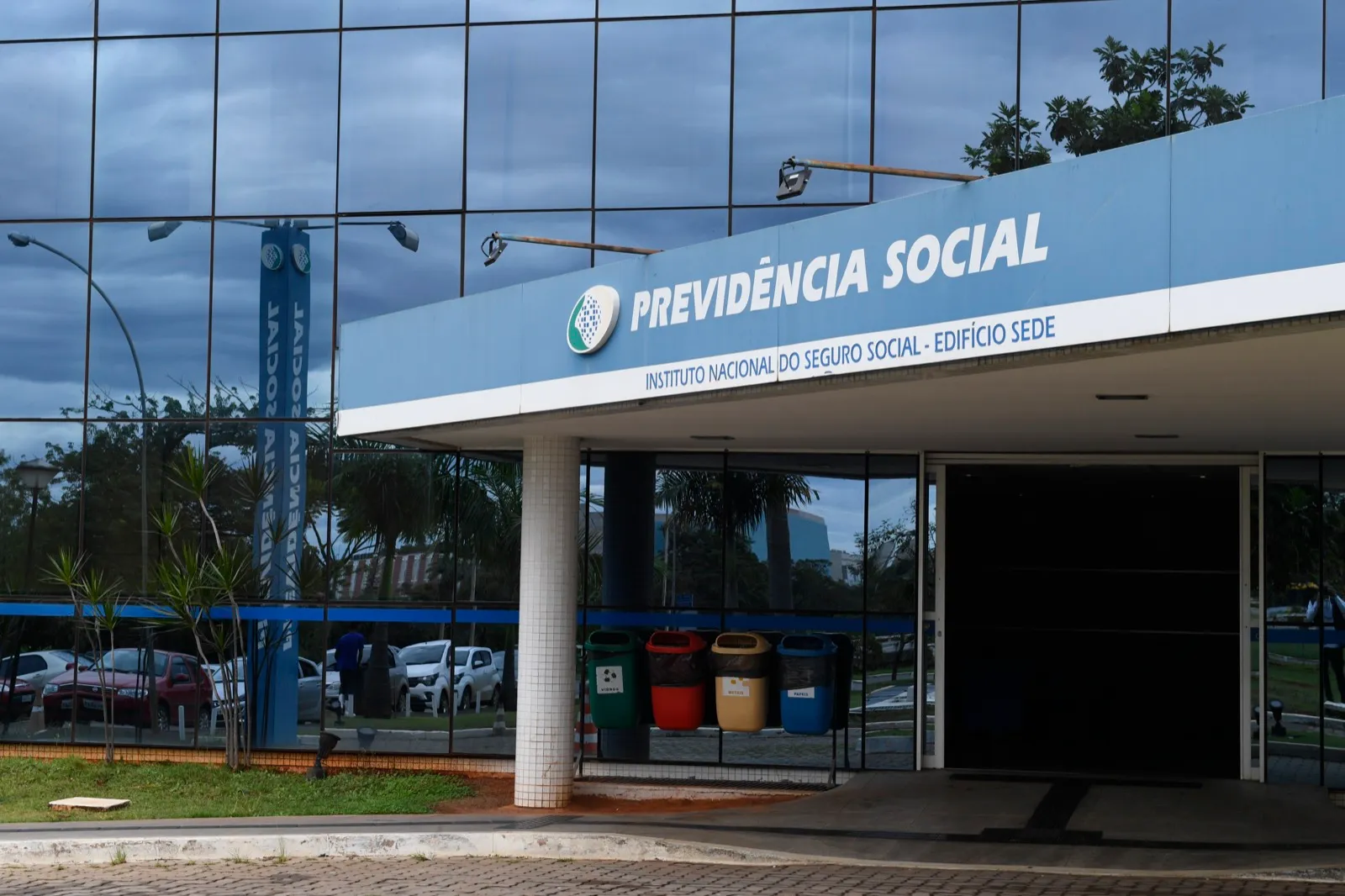Fachada de vidro do edifício-sede do INSS, com letreiro da Previdência Social