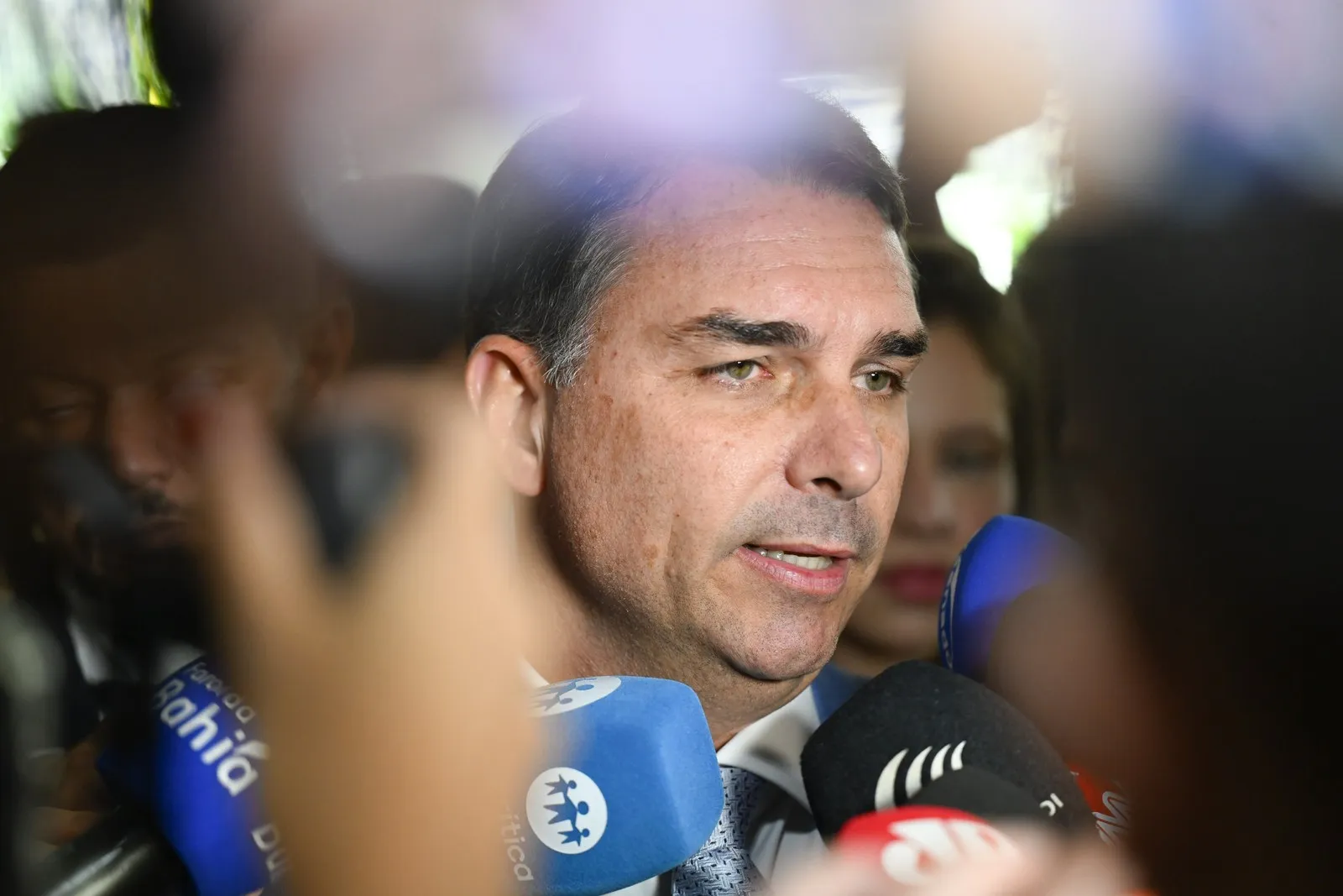 O senador Flávio Bolsonaro (PL-RJ), de terno escuro, sentado durante entrevista no Senado Federal, em Brasília.