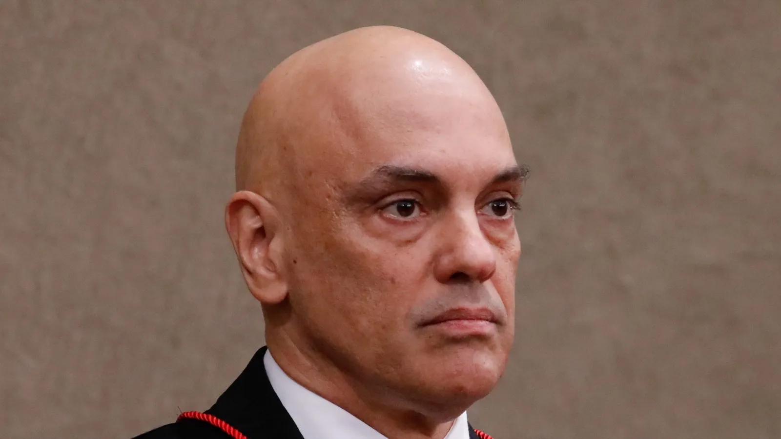 Alexandre de Moraes, de toga preta e gravata azul, em foto de cerimônia oficial