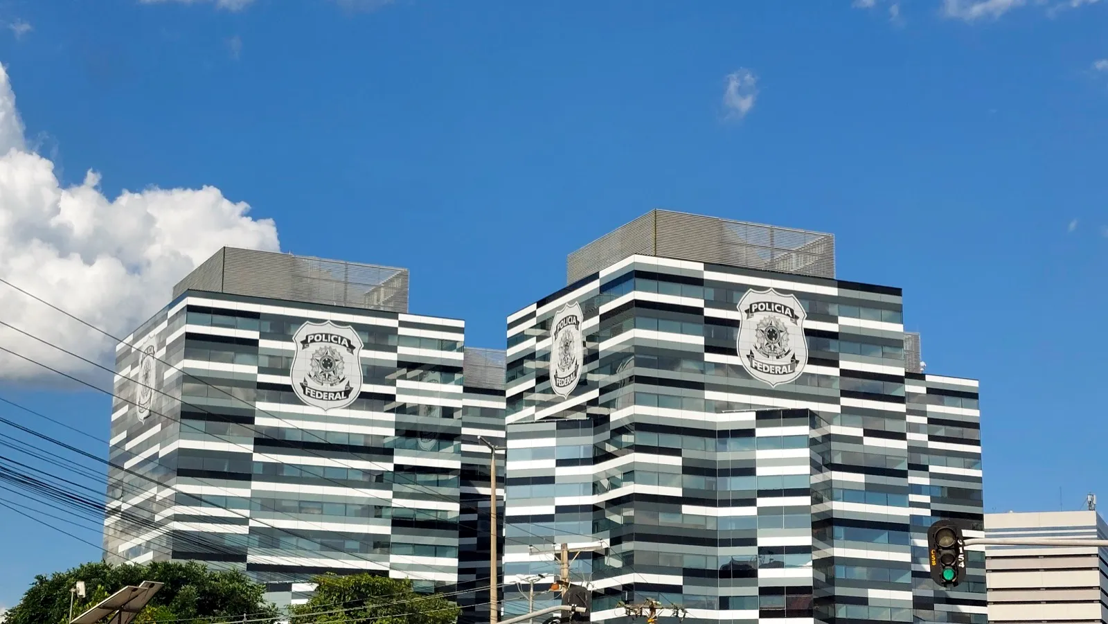 Fachada do edifício Multibrasil Corporate, no Setor Comercial Norte, em Brasília, onde fica a nova sede da Polícia Federal
